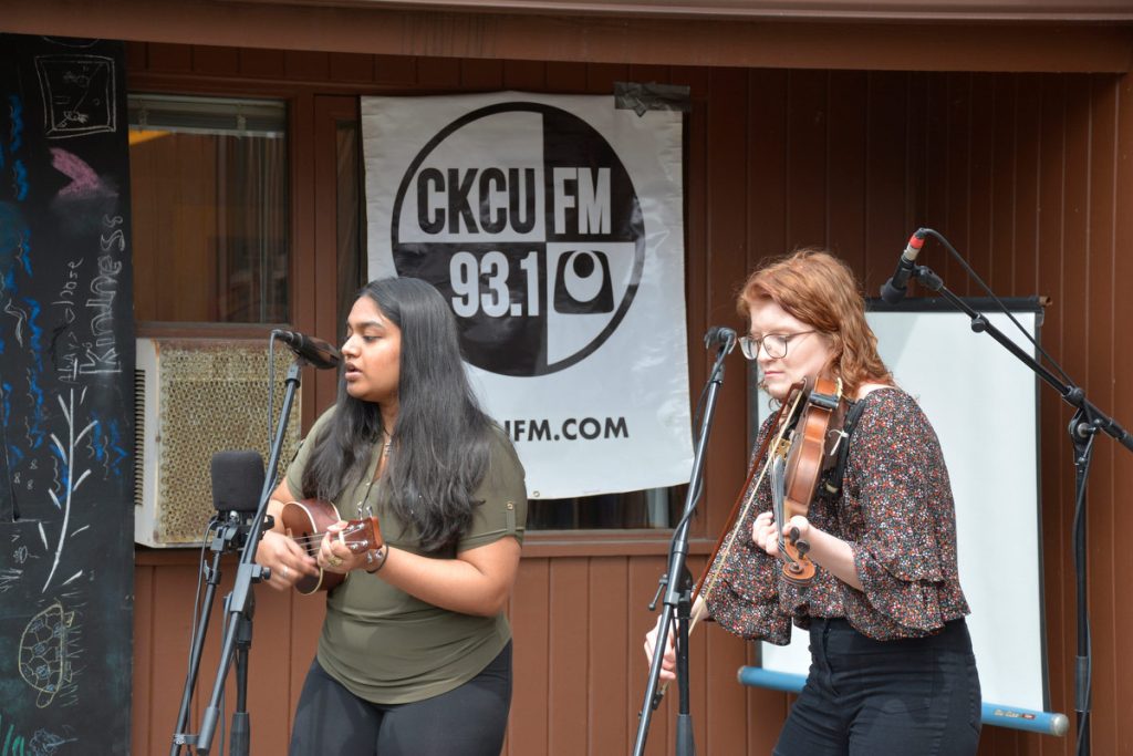 A ukulele and a fiddle for the CKCU FM daytime broadcast from the Ottawa Grassroots Festival!